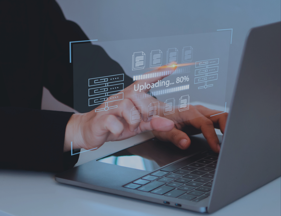 Visualisierte Backup‑ und Wiederherstellungsprozesse auf einem Laptop.