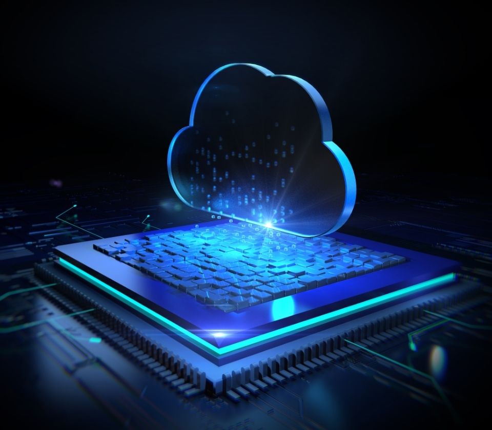 Leuchtendes Cloud‑Symbol über digitaler Plattform als Darstellung moderner Cloud‑Infrastruktur.